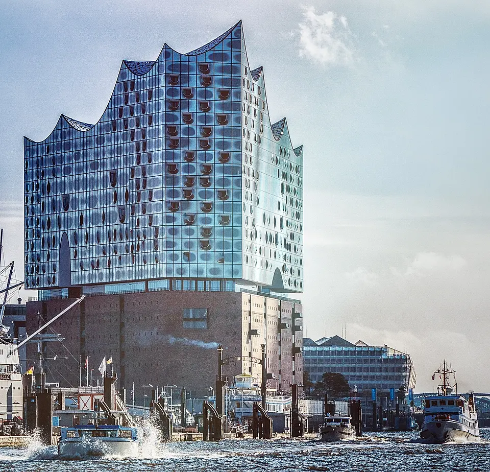 Blick auf die Elbphilharmonie und die Elbe mit Schiffen vom Hafen aus