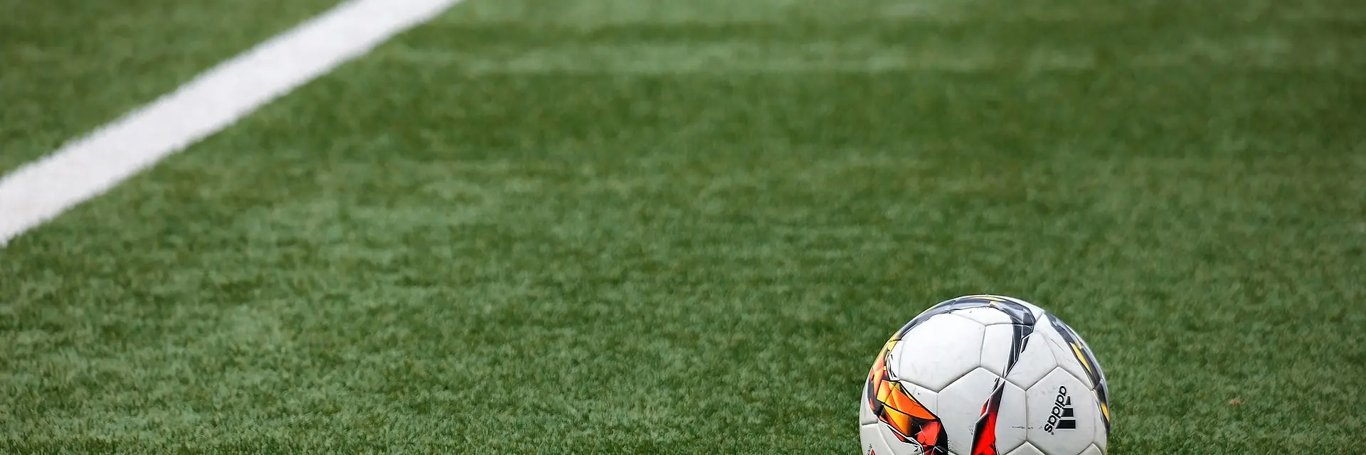 Hintergrundbild: Fußball auf dem Rasen mit Markierung
