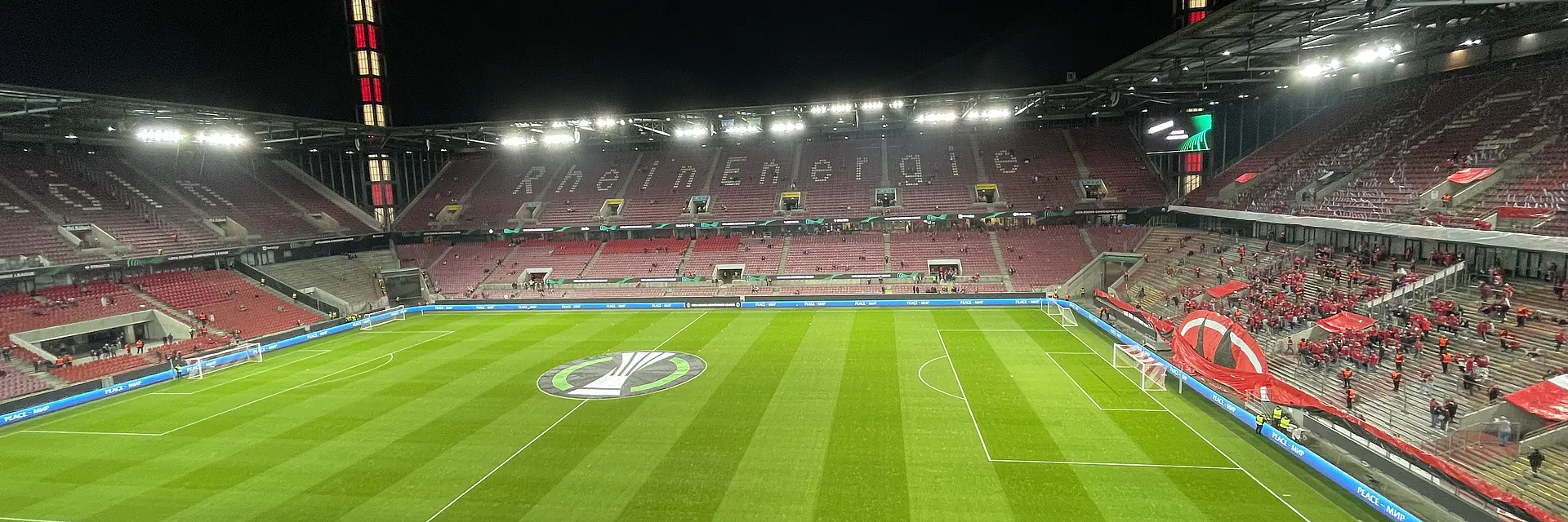 blick in das erleuchtete RheinEnergie Stadion am Abend vor dem Spiel gegen OGC Nizza